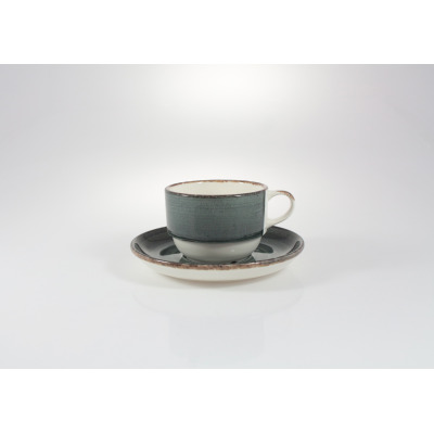 Filiżanka 230 ml ze spodkiem ONYX marki Fine Dine. Ceramiczne naczynie w kolorze szaro-białym z rustykalnym wykończeniem brzegów, ustawione na dopasowanym