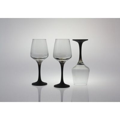 Trzy kieliszki do wina 300 ml Midnight od Glasmark. Dwa stoją pionowo, trzeci jest odwrócony do góry dnem, ukazując czarne, matowe nóżki i podstawy.