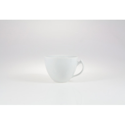 Biała porcelanowa filiżanka Chodzież o pojemności 0,25 l z serii Akcent. Klasyczny, minimalistyczny design z wygodnym uchem, ujęty na czystym, jasnym tle.