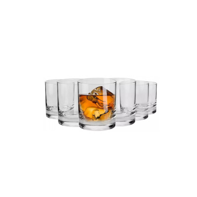 Zestaw sześciu szklanek niskich 300 ml Mixology od Krosno Glass S.A. Jedna szklanka wypełniona bursztynowym napojem z lodem, pozostałe puste, ustawione w