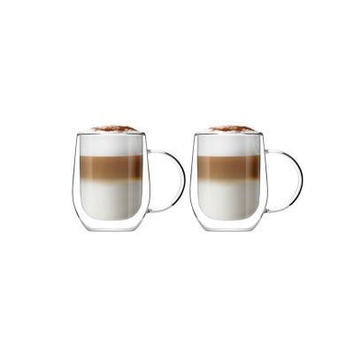Dwie szklanki z podwójną ścianką Vialli Design Amo o pojemności 300 ml wypełnione trójwarstwowym latte z pianką, ustawione obok siebie na białym tle.
