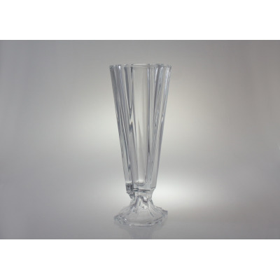 Wazon kryształowy na nodze Bohemia Metropolitan o wysokości 43,5 cm. Przezroczyste naczynie o geometrycznym, żłobionym wzorze, ustawione na stabilnej podstawie.