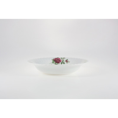 Talerz głęboki 22 cm Chodzież Iwona z motywem bordowej róży. Białe naczynie o falistym brzegu, widok z boku na klasyczną porcelanę w kwiatowy wzór.