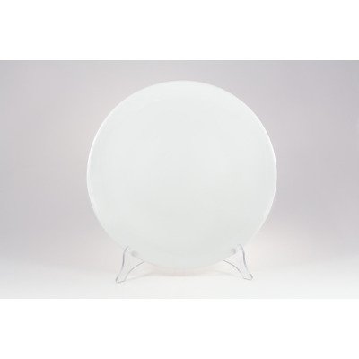 Biały talerz płytki Lubiana HOTEL o średnicy 31 cm, wyeksponowany na przezroczystym stojaku na jasnym tle. Minimalistyczna, gładka porcelana o klasycznym