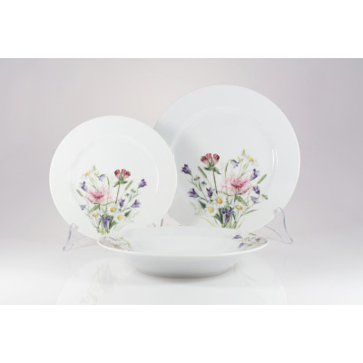 Zestaw talerzy Chodzież G762 Yvette dla 6 osób. Komplet białej porcelany z delikatnym motywem polnych kwiatów, obejmujący dwa płaskie talerze i głęboką misę.