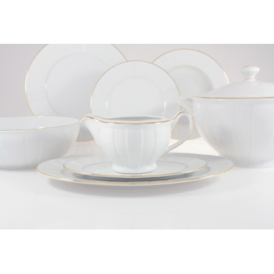 Elegancki serwis obiadowy Ćmielów 3610 Oktawa dla 6 osób. Biała porcelana z subtelnym żłobkowaniem i złotym paskiem, prezentująca wazy, talerze oraz sosjerkę.