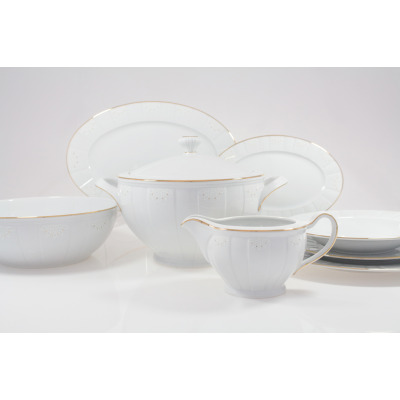 Serwis obiadowy Ćmielów Oktawa G311 dla 6 osób. Biała porcelana z delikatnym reliefem i złotym zdobieniem, obejmująca wazę, sosjerkę, misę oraz talerze.