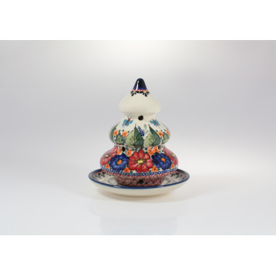 Ceramiczny lampion choinka Bolesławiec o wysokości 14,6 cm. Ręcznie malowany wzór w kwiaty i motyle na kremowym tle, z ażurowymi otworami na podstawce.