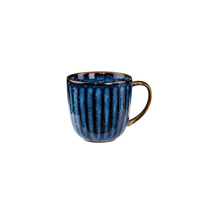 Kubek Verlo DEEP BLUE o pojemności 350 ml z pionowymi żłobieniami. Ceramiczne naczynie w odcieniach głębokiego granatu z brązowymi akcentami na rancie i uchu.
