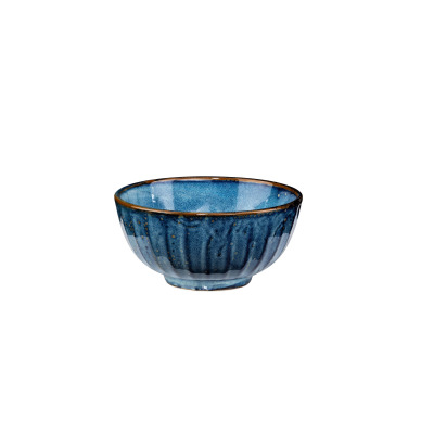 Granatowa salaterka Verlo DEEP BLUE o średnicy 18 cm. Ceramiczna miska z ozdobnymi żłobieniami, wykończona szkliwem w odcieniach błękitu z brązowym rantem.