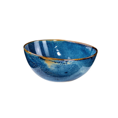 Miska Verlo DEEP BLUE o średnicy 25 cm w odcieniach głębokiego błękitu z brązowym rantem. Ceramiczna salaterka o nieregularnej, ręcznie zdobionej teksturze.