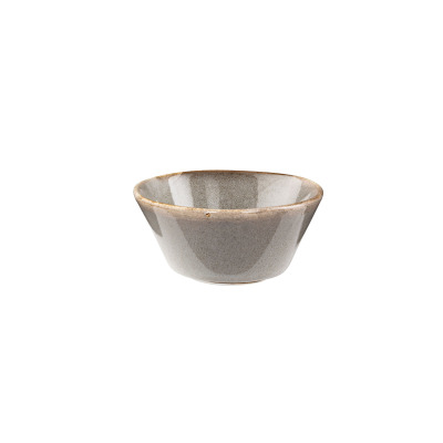 Szara salaterka Verlo WIKLE o średnicy 11,5 cm. Ceramiczna miska o minimalistycznym designie, nakrapianej teksturze i lekko przyciemnionym, rustykalnym rancie.