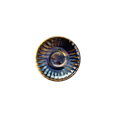 Okrągły spodek Verlo DEEP BLUE o średnicy 11,5 cm. Ceramiczne naczynie z wgłębieniem na filiżankę, zdobione efektownym, promienistym wzorem w odcieniach