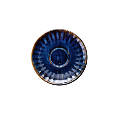 Okrągły spodek Verlo DEEP BLUE o średnicy 15 cm. Ceramiczne naczynie w głębokim odcieniu niebieskiego z ozdobnym, żłobkowanym brzegiem i brązowymi przetarciami.