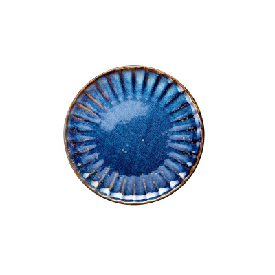Talerz płytki Verlo DEEP BLUE o średnicy 20,5 cm. Okrągłe naczynie z niebieskiej ceramiki z ozdobnym, żłobkowanym brzegiem i ciemniejszym, brązowym