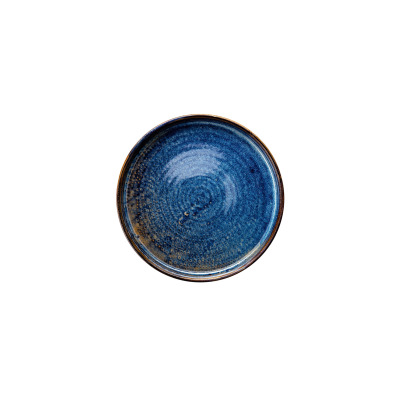 Talerz płytki Verlo DEEP BLUE o średnicy 18 cm. Okrągłe naczynie z kamionki o głębokim, niebieskim odcieniu z brązowymi przetarciami i nieregularną teksturą.