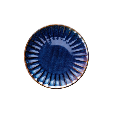 Talerz płytki Verlo DEEP BLUE o średnicy 26 cm. Okrągłe naczynie z granatowej ceramiki z charakterystycznym żłobkowanym brzegiem i brązowym wykończeniem rantów.