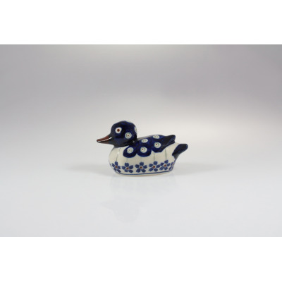 Ceramiczna figurka kaczki Bolesławiec 166A, ręcznie malowana w tradycyjne niebieskie kwiaty i pawie oczka na białym tle. Widok z profilu na ozdobę z ceramiki.