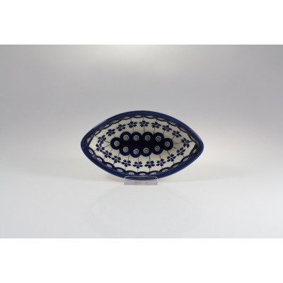 Ceramiczna miska łódka Bolesławiec o długości 15,3 cm. Naczynie zdobi charakterystyczny granatowy wzór w kwiaty i pawie oczka na kremowym tle, widok z góry.