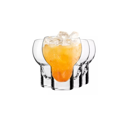 Szklanki do drinków 200 ml Shake N°3 GINGER od Krosno Glass S.A. w zestawie. Jedna szklanka wypełniona pomarańczowym napojem z lodem, pozostałe puste.