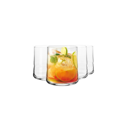 Zestaw szklanek do drinków Krosno Shake N°4 Whisky Sour. Jedna szklanka wypełniona koktajlem z lodem i limonką, za nią trzy puste, przezroczyste szklanki.