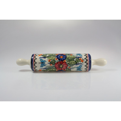 Ceramiczny wałek do ciasta Bolesławiec 149AR o długości 31,6 cm. Powierzchnia zdobiona ręcznie malowanym motywem kwiatów i niebieskich motyli na jasnym tle.