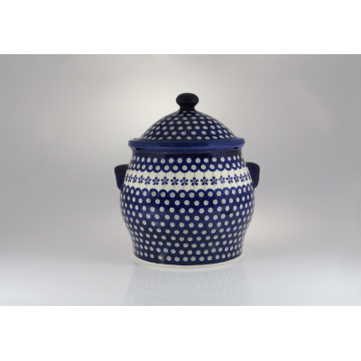 Garnek ceramiczny Bolesławiec 5,0 l z pokrywką, zdobiony tradycyjnym wzorem w niebieskie kropki i kwiaty. Naczynie z dwoma uchwytami, widok z przodu na białym