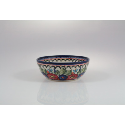 Ceramiczna miska Bolesławiec 17 cm GU-1152 o zaokrąglonym kształcie, zdobiona ręcznie malowanym motywem kwiatów i motyli w odcieniach czerwieni, błękitu i