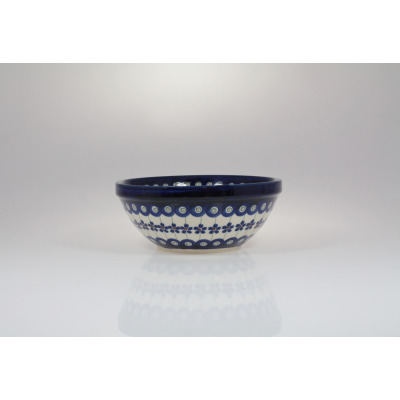 Ceramiczna miska Bolesławiec 18,2 cm (model 166A) z charakterystycznym granatowym wzorem w kwiaty i pawie oczka na białym tle, widoczna z profilu na jasnym tle.