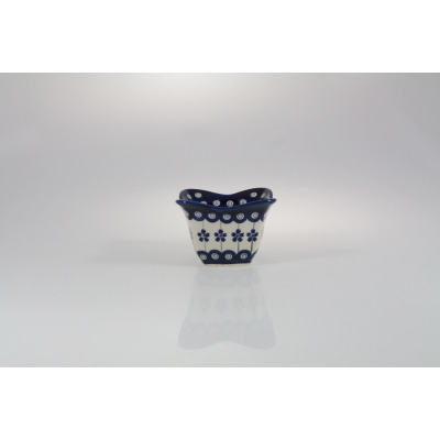 Mała kwadratowa miska Bolesławiec 166A o szerokości 10,2 cm. Ceramiczna salaterka z charakterystycznym niebieskim wzorem kwiatowym na białym tle, widok z