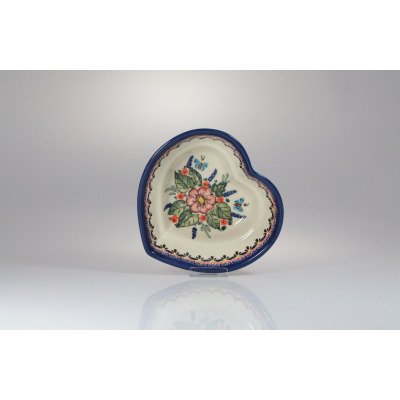 Ceramiczna miska serce 15,8 cm Bolesławiec GU-860 w stylu tradycyjnym. Naczynie zdobi ręcznie malowany motyw kwiatowy z niebieskimi motylami na kremowym tle.