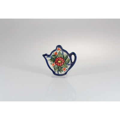 Ceramiczna podstawka na torebkę herbaty Bolesławiec 149AR GU-1958 w kształcie czajniczka. Białe naczynie ozdobione ręcznie malowanym motywem kwiatowym w