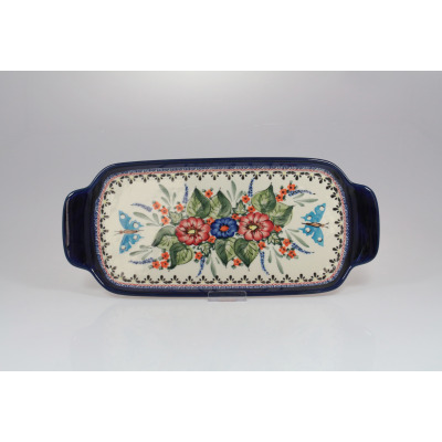 Ceramiczna tacka Bolesławiec 149AR o długości 33,4 cm z motywem kwiatów i niebieskich motyli. Prostokątne naczynie z uchwytami, zdobione tradycyjnym wzorem