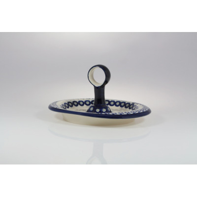 Ceramiczna tacka Bolesławiec 166A o wymiarach 18,4 x 22,6 cm. Naczynie z charakterystycznym uchwytem pośrodku, zdobione tradycyjnym kobaltowym wzorem pawich