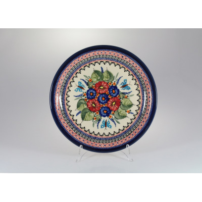 Talerz płytki Bolesławiec 149AR o średnicy 27,2 cm. Ceramiczne naczynie z ręcznie malowanym motywem kwiatów, liści i niebieskich motyli na kremowym tle.