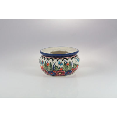 Ceramiczny podgrzewacz Bolesławiec 149AR o średnicy 13,9 cm. Naczynie zdobi ręcznie malowany wzór w kwiaty i motyle na kremowym tle z niebieskim rantem.