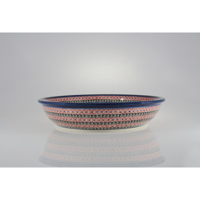 Miska ceramiczna Bolesławiec 149AR o średnicy 33,2 cm. Naczynie z charakterystycznym wzorem w czerwone kwiaty i czarne meandry, widok z boku na białym tle.