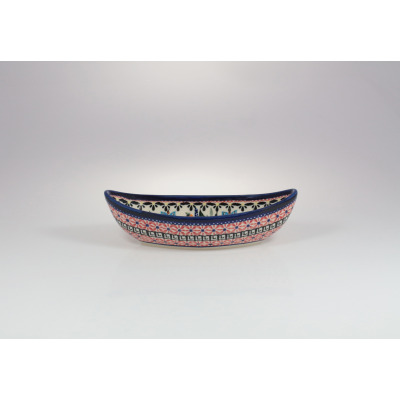 Ceramiczna miska łódka Bolesławiec 149AR o wydłużonym kształcie, zdobiona tradycyjnym wzorem z motywem kwiatów i geometrycznych linii w odcieniach różu
