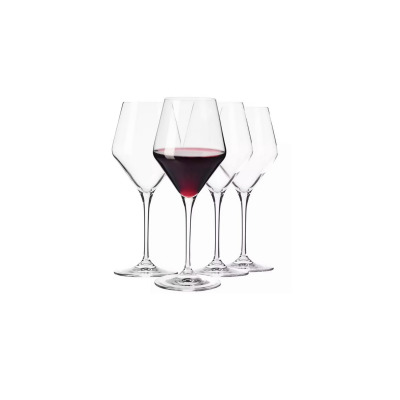 Zestaw czterech szklanych kieliszków do wina czerwonego RAY od Krosno Glass S.A. o pojemności 450 ml, z jednym kieliszkiem wypełnionym czerwonym trunkiem.