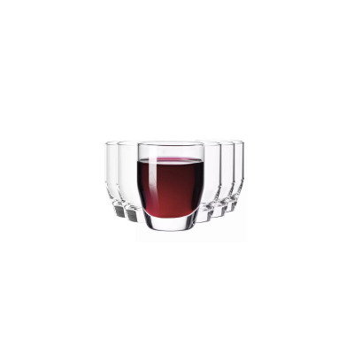 Zestaw sześciu szklanych kieliszków do wódki 50 ml Ray marki Krosno Glass. Jeden kieliszek na pierwszym planie wypełniony czerwonym trunkiem, pozostałe puste.