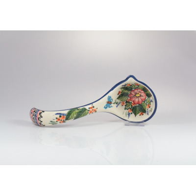 Ceramiczna łyżka wazowa Bolesławiec 149AR o długości 25,2 cm. Ręcznie malowany wzór z motywem kwiatów i błękitnego motyla na kremowym tle, wykończony