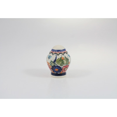 Ceramiczny przyprawnik Bolesławiec GU-1284 z jednym otworem, zdobiony tradycyjnym, wielobarwnym motywem kwiatowym z niebieskimi i czerwonymi kwiatami na białym