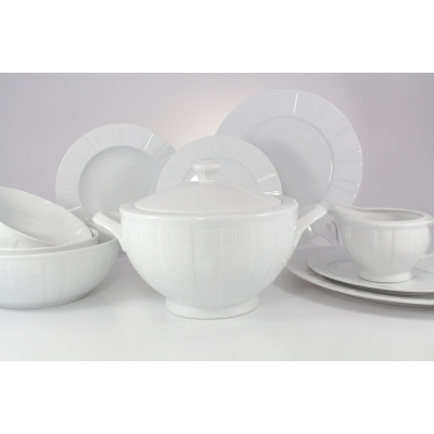 Biały serwis obiadowy Ćmielów G902 Oktawa dla 6 osób. Komplet 25 części z delikatną, pionową fakturą na porcelanie, obejmujący wazę, talerze i sosjerkę.
