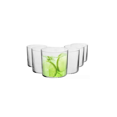 Zestaw szklanek z optykiem 350 ml Mixology od Krosno Glass S.A. Jedna szklanka wypełniona napojem z limonką, pozostałe puste, ustawione w półkolu na białym tle.