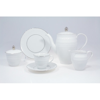Elegancki zestaw kawowy Ćmielów 3607 Sofia z platynowym wykończeniem. Biała porcelana z subtelnym, tłoczonym wzorem, obejmująca dzbanek, cukiernicę, mlecznik i
