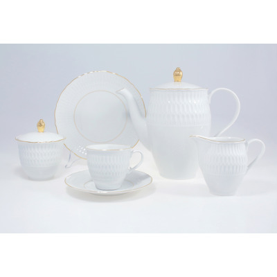 Zestaw do kawy Ćmielów 3604 Sofia ze złoceniami. Biała porcelana z tłoczonym wzorem, obejmująca dzbanek, cukiernicę, mlecznik oraz filiżankę ze spodkiem i