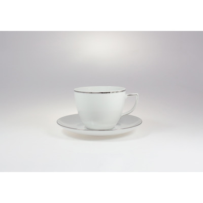 Biała porcelanowa filiżanka ze spodkiem z zestawu kawowego Chodzież B325 CITY Platynowa. Naczynia zdobi elegancka, minimalistyczna linia w kolorze platyny.