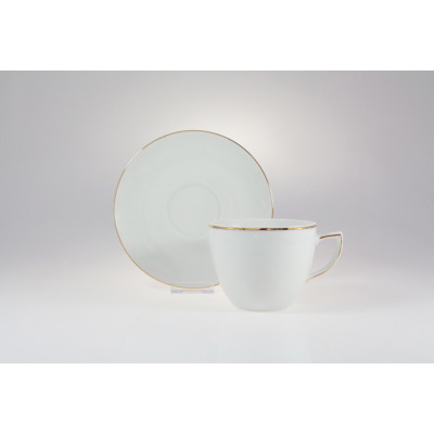 Biała porcelanowa filiżanka ze spodkiem z zestawu kawowego Chodzież B326 CITY Złota. Klasyczny design z subtelnym, złotym wykończeniem krawędzi na jasnym tle.