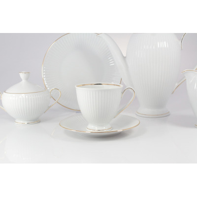 Elegancki zestaw kawowy Chodzież Dalia Złota linia na 12 osób. Biała porcelana z delikatnym żłobkowaniem, wykończona subtelnym złotym obrzeżem. Widoczny