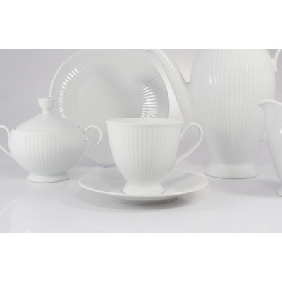 Biały garnitur do kawy Chodzież Dalia C001 na 12 osób. Zestaw kawowy z porcelany o delikatnym, pionowym żłobkowaniu, obejmujący filiżankę, spodek, cukiernicę i